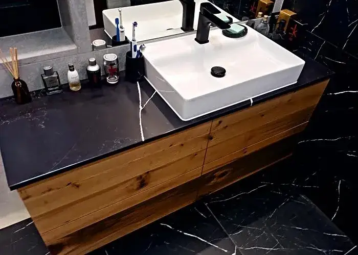 Z czego zrobić blat do łazienki - poradnik wyboru trwałego materiału