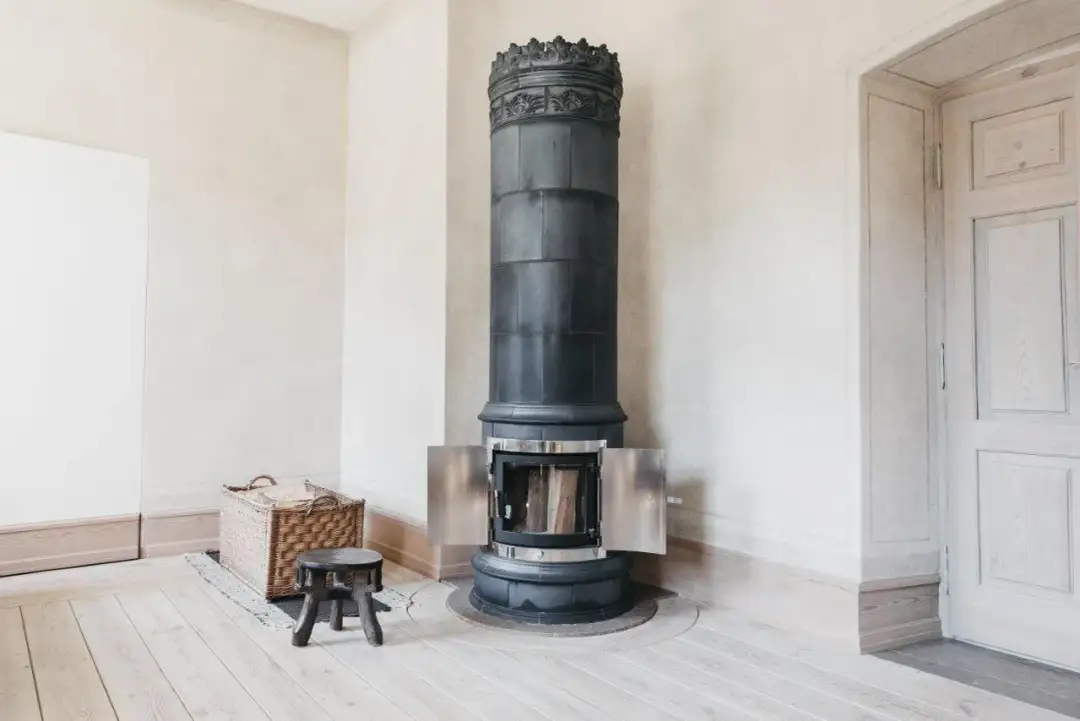 Okrągły piec kaflowy: eleganckie ciepło i nowoczesny design