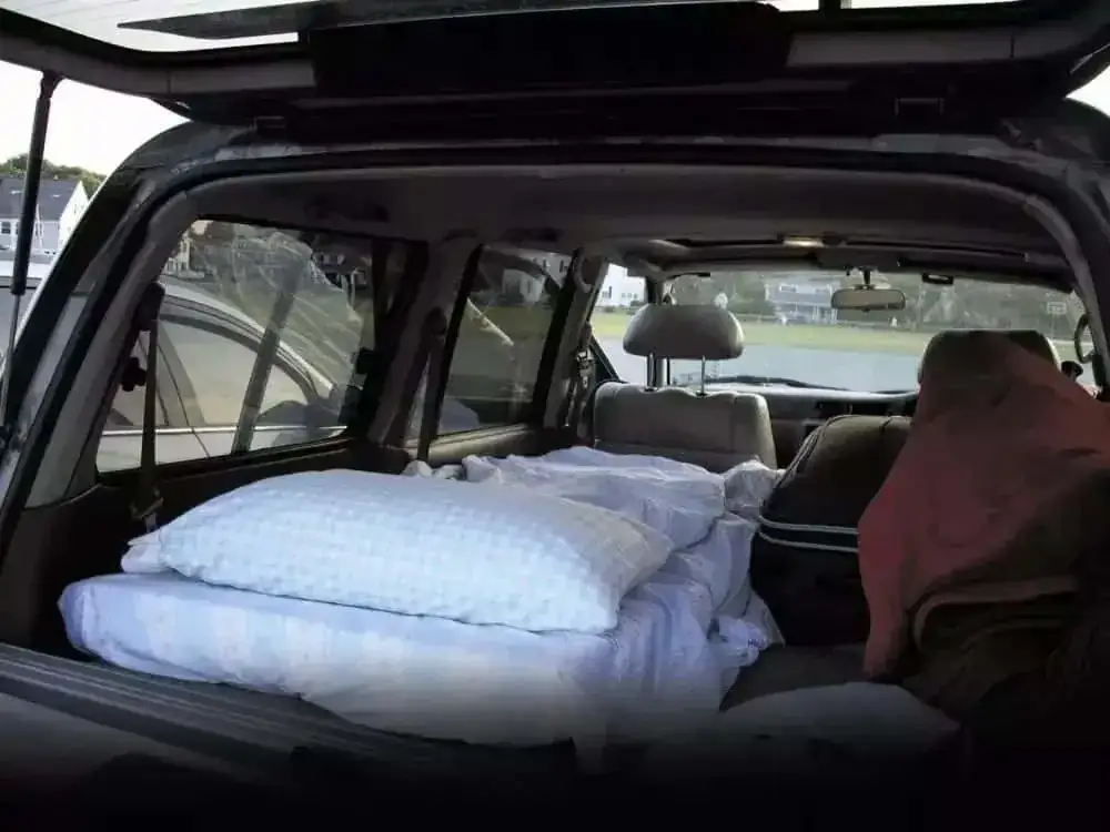 Czy w Polsce można spać w samochodzie? Przepisy, ograniczenia i praktyczne porady