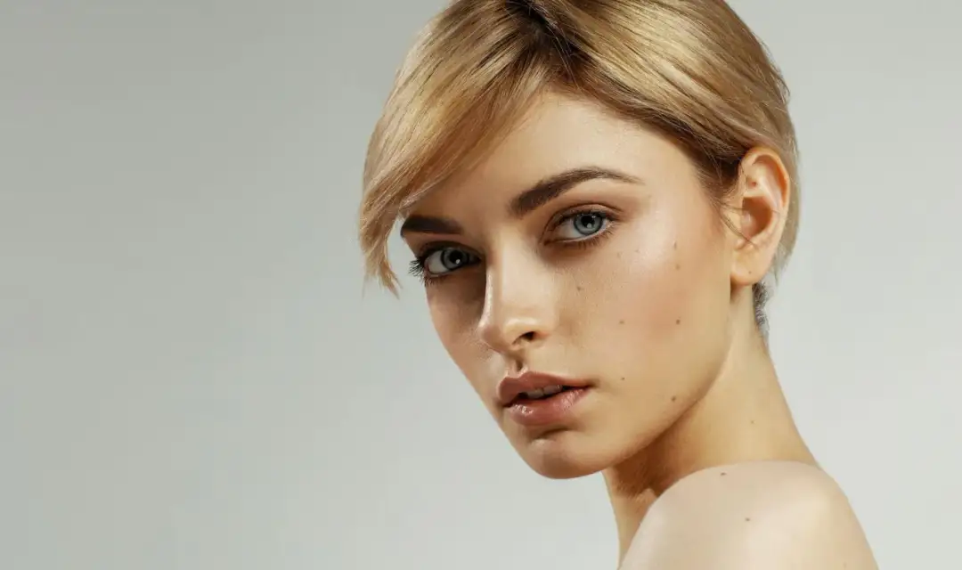 Jak wyszczuplić twarz makijażem i fryzurą, by uzyskać efekt szczupłej twarzy