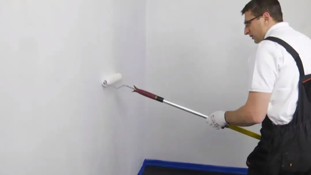 Czy gruntować płyty gipsowe przed malowaniem? Oto najważniejsze zalety i wskazówki.