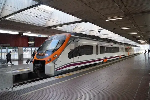 Jak szybko i tanio dojechać z lotniska Barcelona do centrum miasta