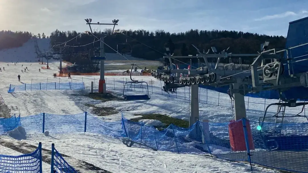 Wyciągi narciarskie w Bieszczadach - najlepsze ośrodki i stoki dla każdego