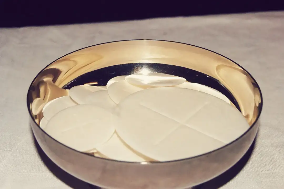 Niskoglutenowe Hostie – pełna Eucharystia dla wiernych z nietolerancją glutenu