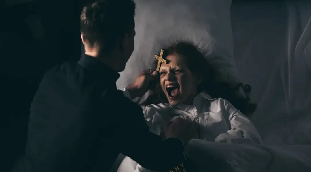Przerażające filmy o egzorcyzmach: Top 5 produkcji grozy