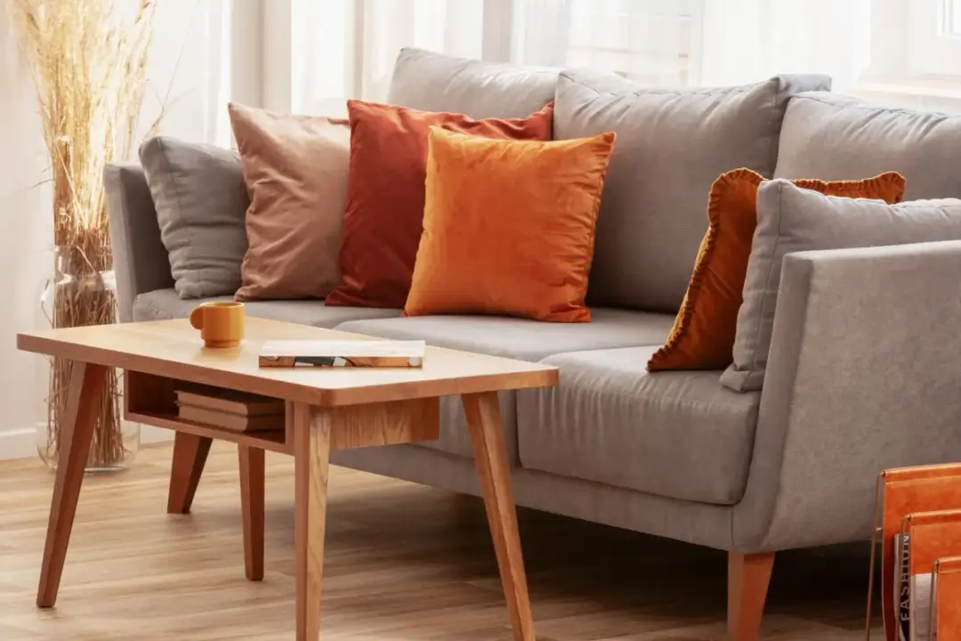 Jak układać poduszki na kanapie, by stworzyć przytulny salon