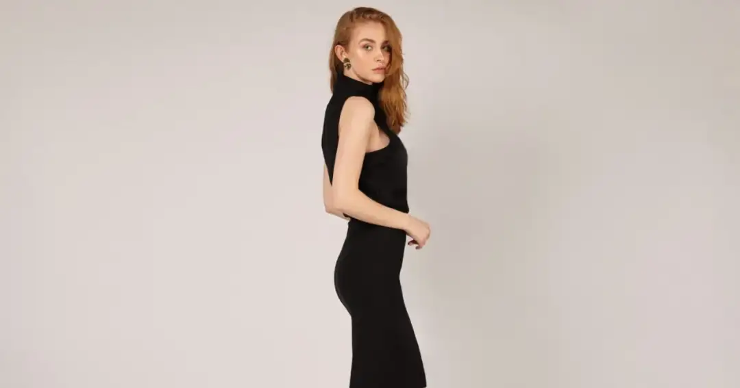 Jaka biżuteria do sukienki bez dekoltu, aby wyglądać stylowo i elegancko