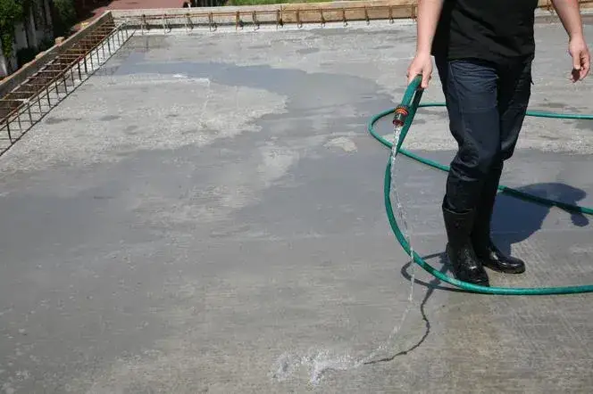 Jak długo trzeba podlewać strop? Czas i metody pielęgnacji po wylaniu