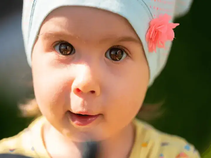 Zez u niemowlaka: kiedy to norma, a kiedy powód do obaw?