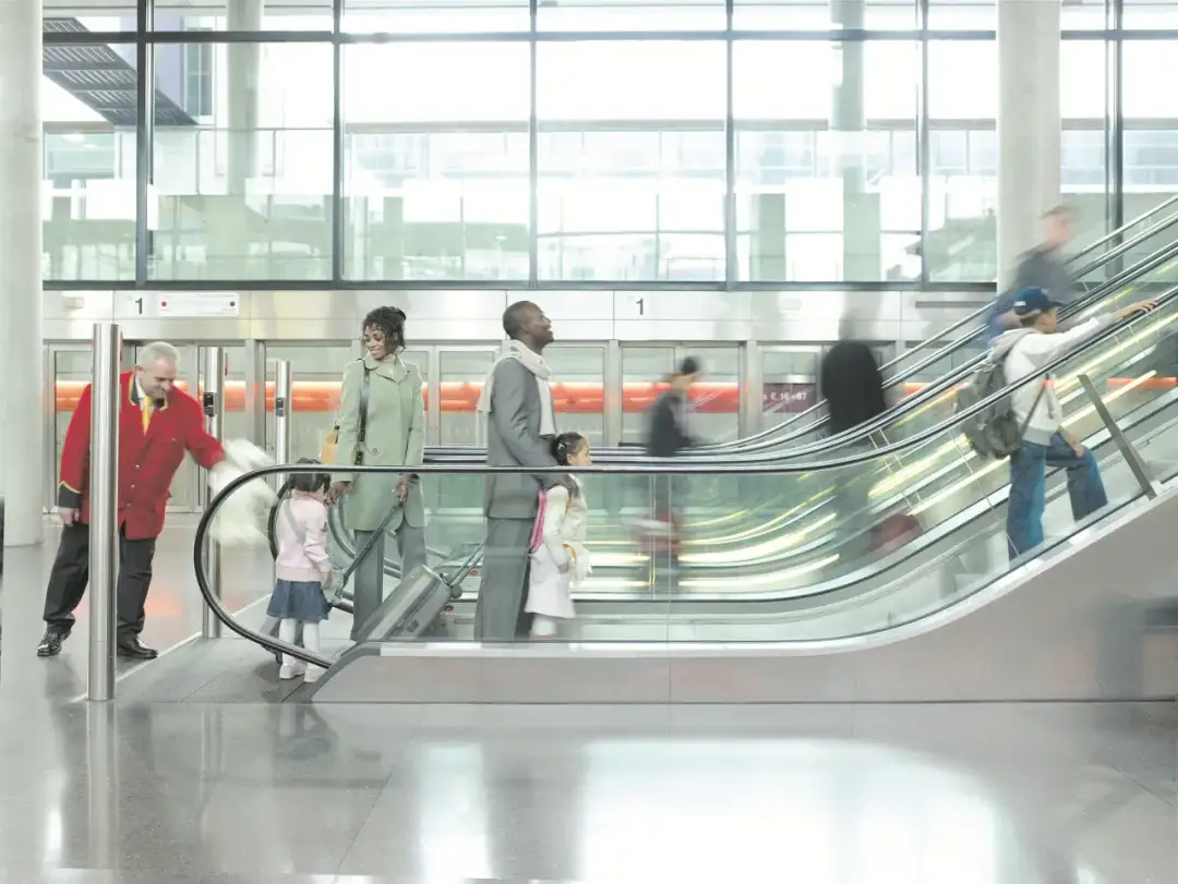 Jak bezpiecznie korzystać ze schodów ruchomych - unikaj wypadków