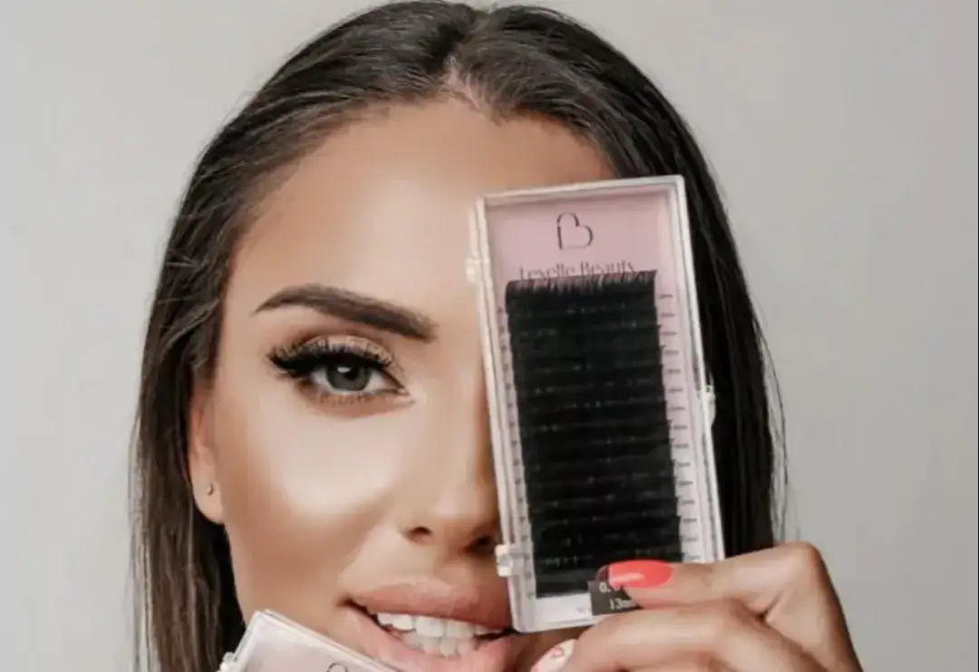 Wyjaśniamy, jakie efekty uzyskasz z rzęsami 1:1?