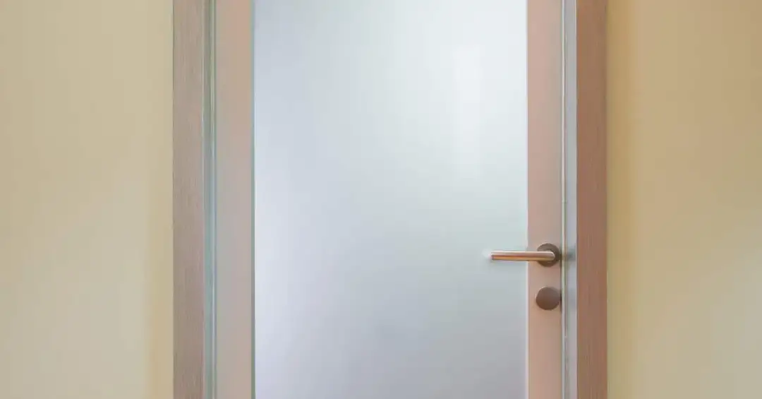 Alternatywy dla szyby w drzwiach - co wybrać, aby zaoszczędzić?