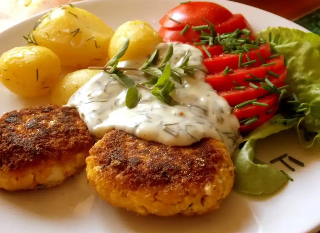 Idealne sosy do kotletów z jajek, które podkręcą smak dania