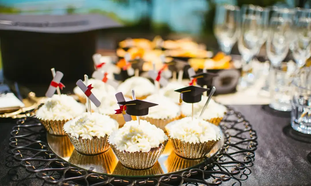 Najlepsze zarobki po studiach: które kierunki zapewnią sukces finansowy