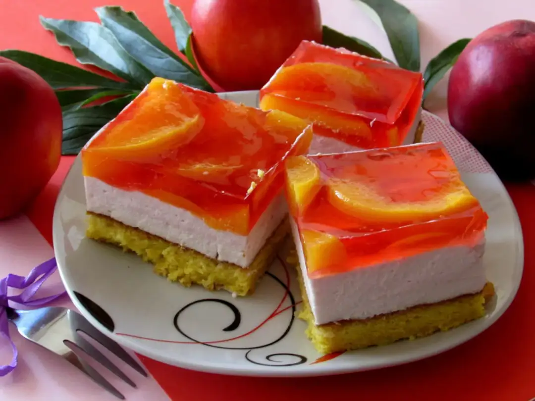 Przepis na ciasto z galaretką i brzoskwiniami, które zachwyci każdego