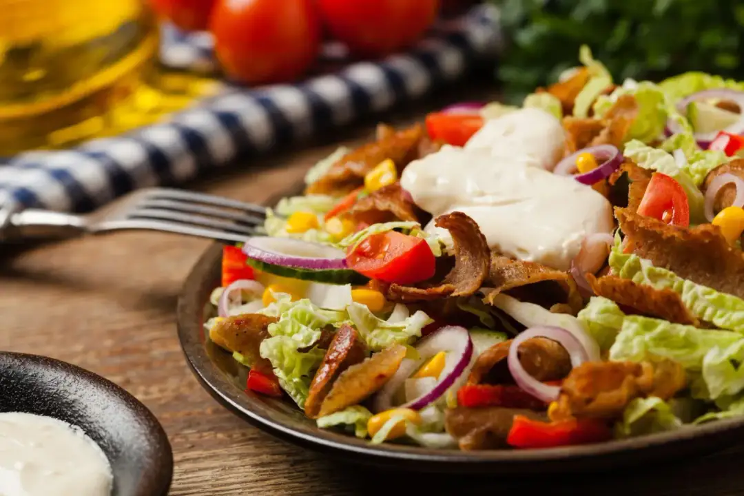 Jak się robi sałatkę z gyrosa - prosty przepis na pyszne danie