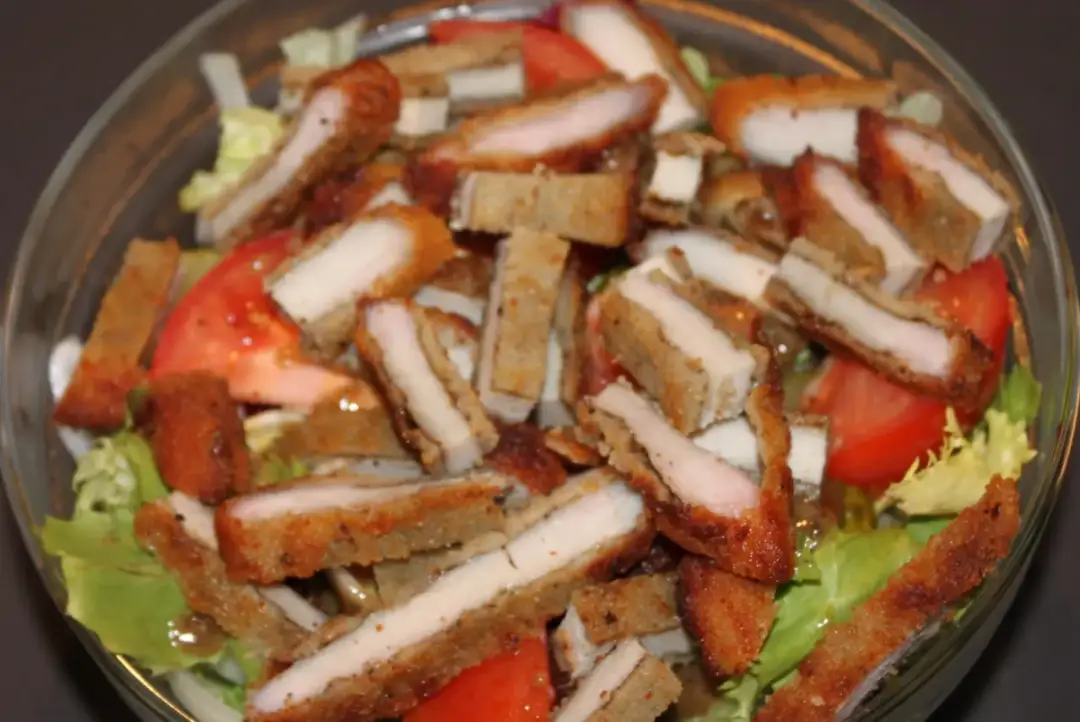 Najlepsze sałatki do schabowego, które pokochasz. Proste i pyszne!