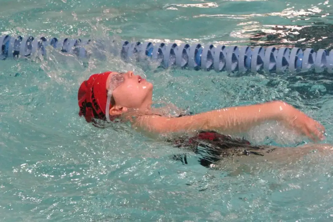 Jak nauczyć się pływać na plecach: proste techniki dla początkujących