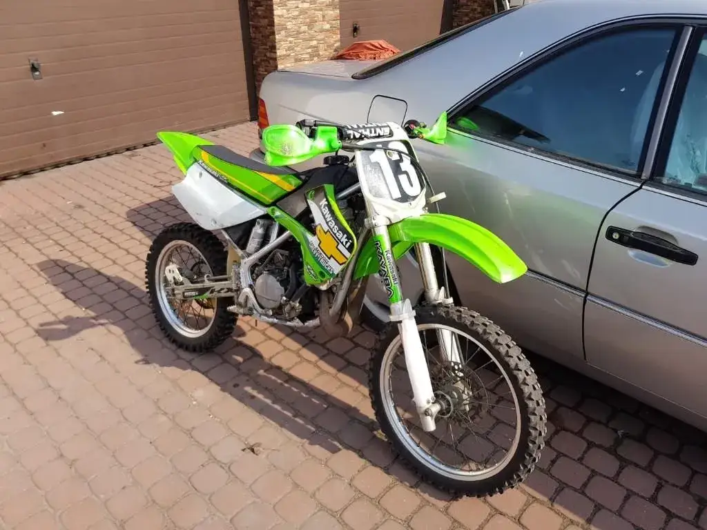 Ile koni ma Kawasaki KX 85? Zaskakujące osiągi motocykla dla młodych zawodników