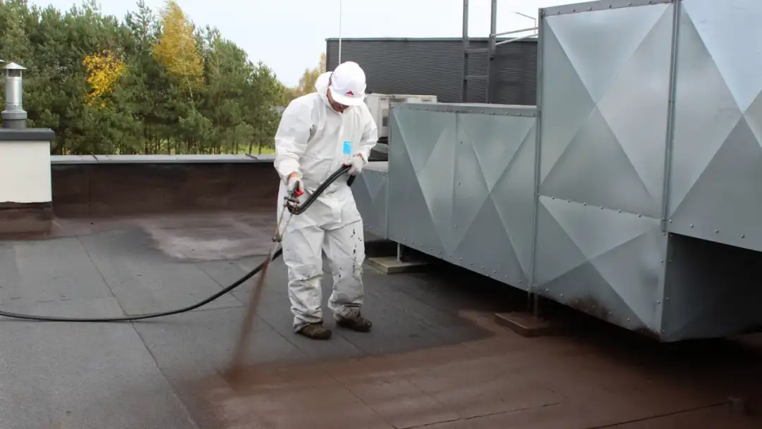 Czym konserwować papę termozgrzewalną, aby uniknąć nieszczelności dachu?