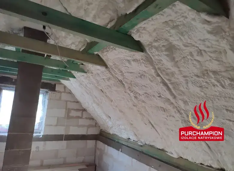 Jaka powinna być optymalna grubość pianki PUR na poddaszu?