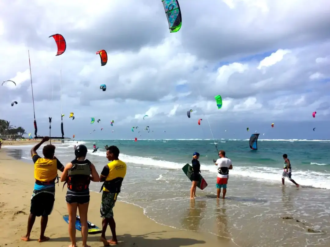 Kitesurfing na Dominikanie: 8 najlepszych spotów i szkół dla każdego