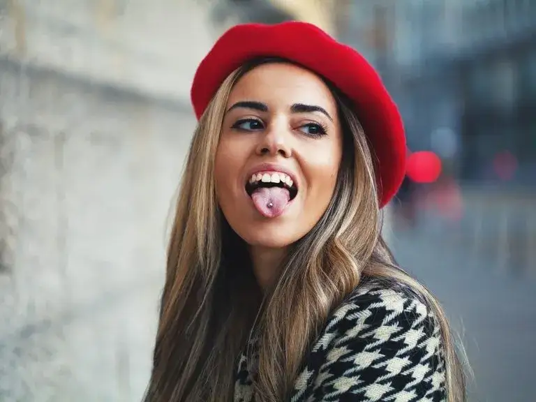 Ile kosztuje piercing języka? Ceny w różnych miastach Polski