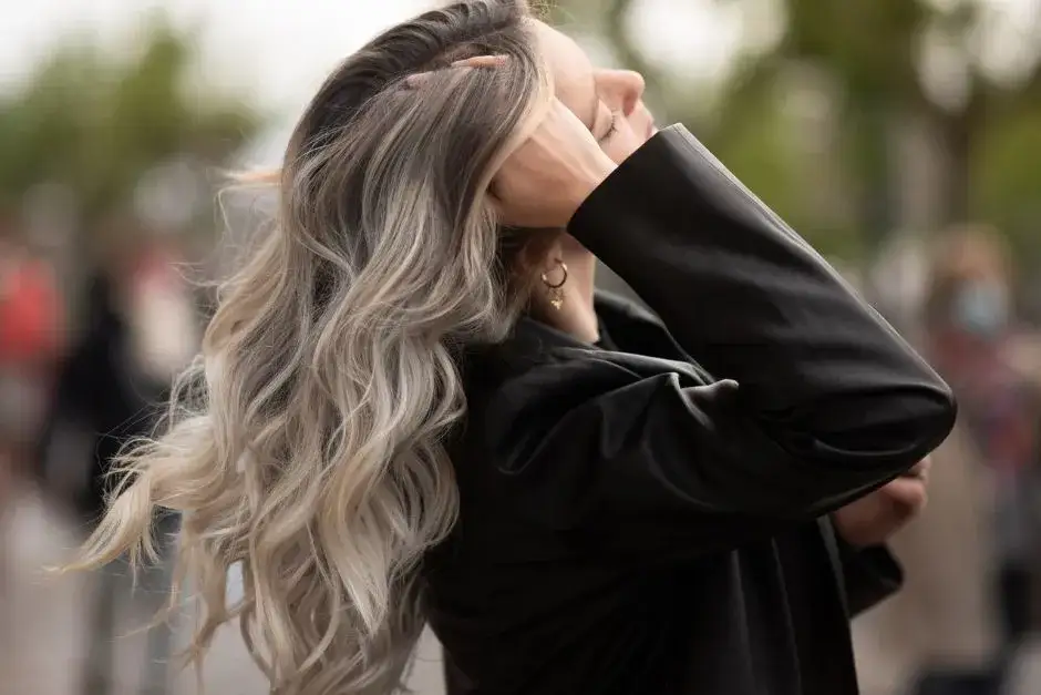 Jak farbować siwe odrosty na ciemnych włosach i uniknąć typowych błędów