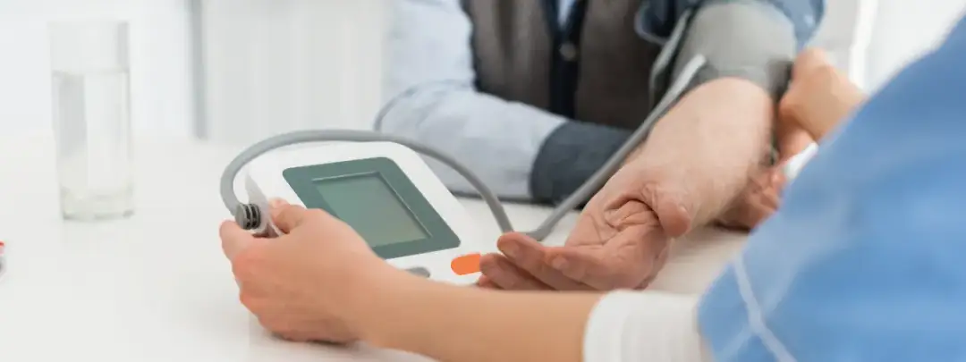 Do jakiego lekarza z nadciśnieniem? Sprawdź, jak uniknąć powikłań