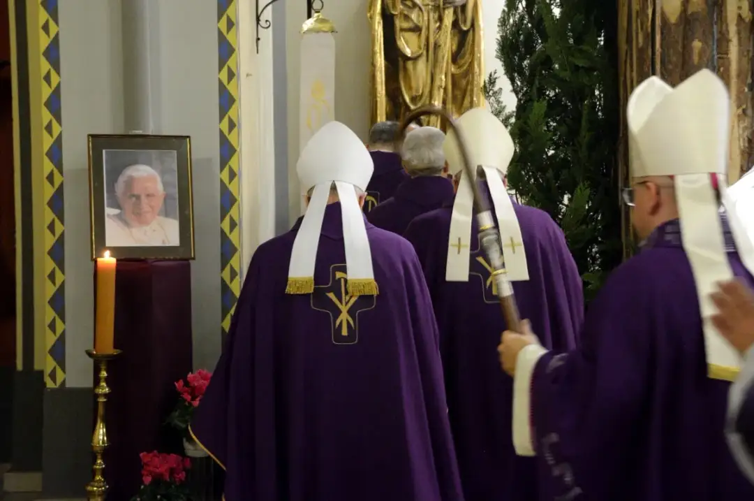 Kiedy pierwsza msza za zmarłego i dlaczego jej termin jest tak ważny