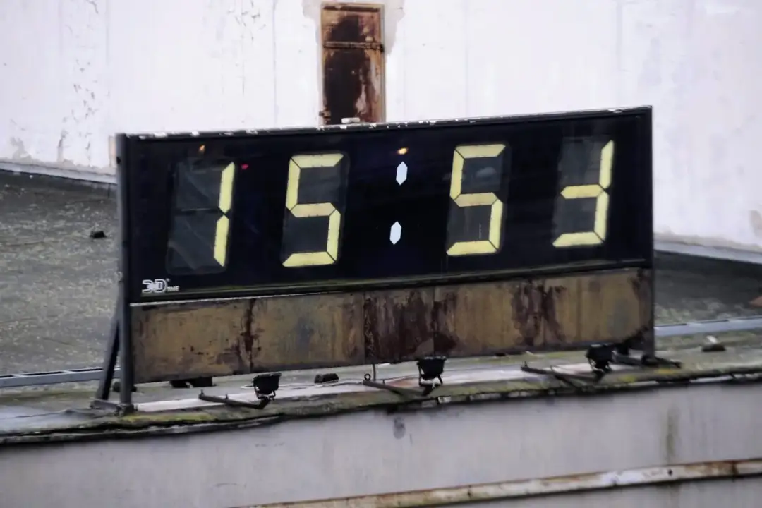 Zegar jak na dworcu – stylowe zegary, które ożywią Twoje wnętrze