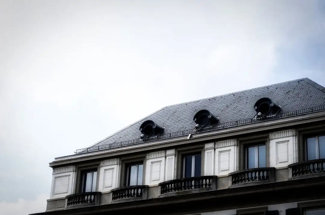 Ciemny dach jaka elewacja? 7 idealnych kombinacji kolorów