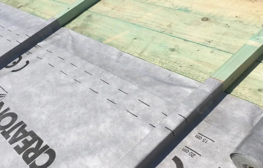 Deskowanie dachu: 5 powodów, dla których warto w nie zainwestować