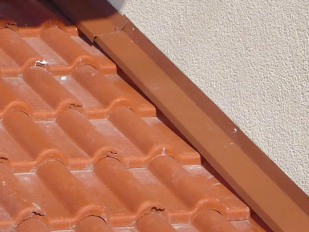 Opierzenie dachu przy ścianie - jak wykonać prawidłowo i trwale