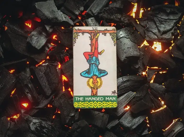 Wisielec odwrócony w Tarocie - znaczenie i interpretacja karty