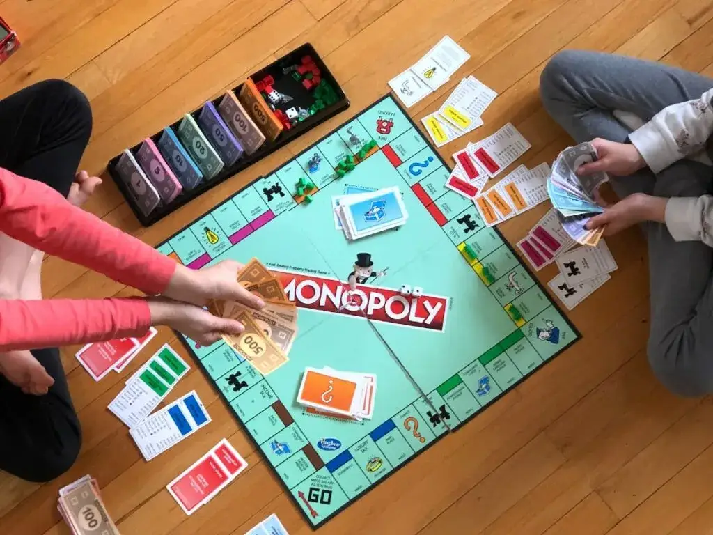 Najlepsze gry planszowe na imprezę, które rozkręcą każde towarzystwo