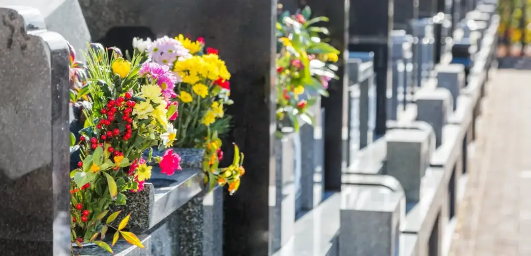 Jak udekorować grób na Wielkanoc: piękne i trwałe pomysły dekoracyjne