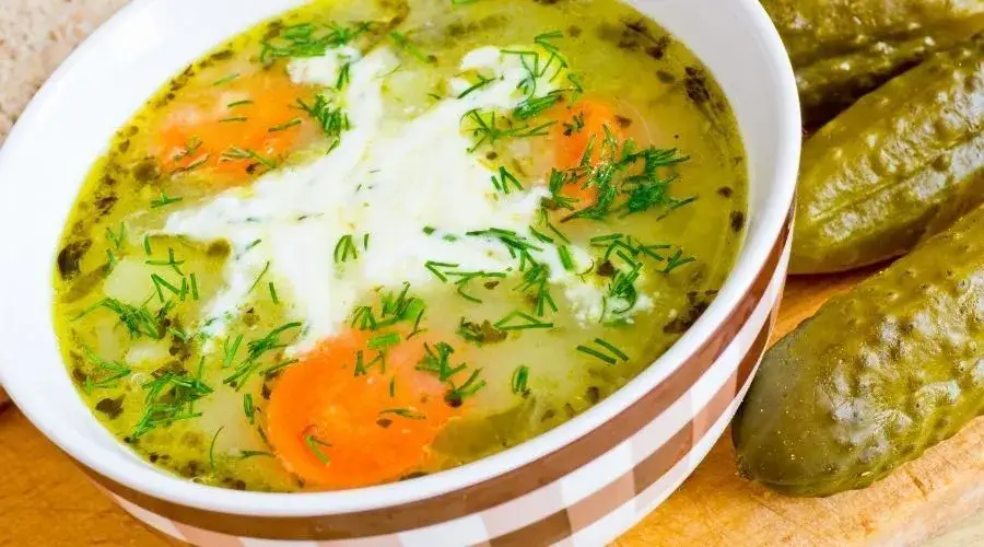 Jak doprawić zupę ogórkową, by uniknąć mdłego smaku i zachwycić domowników