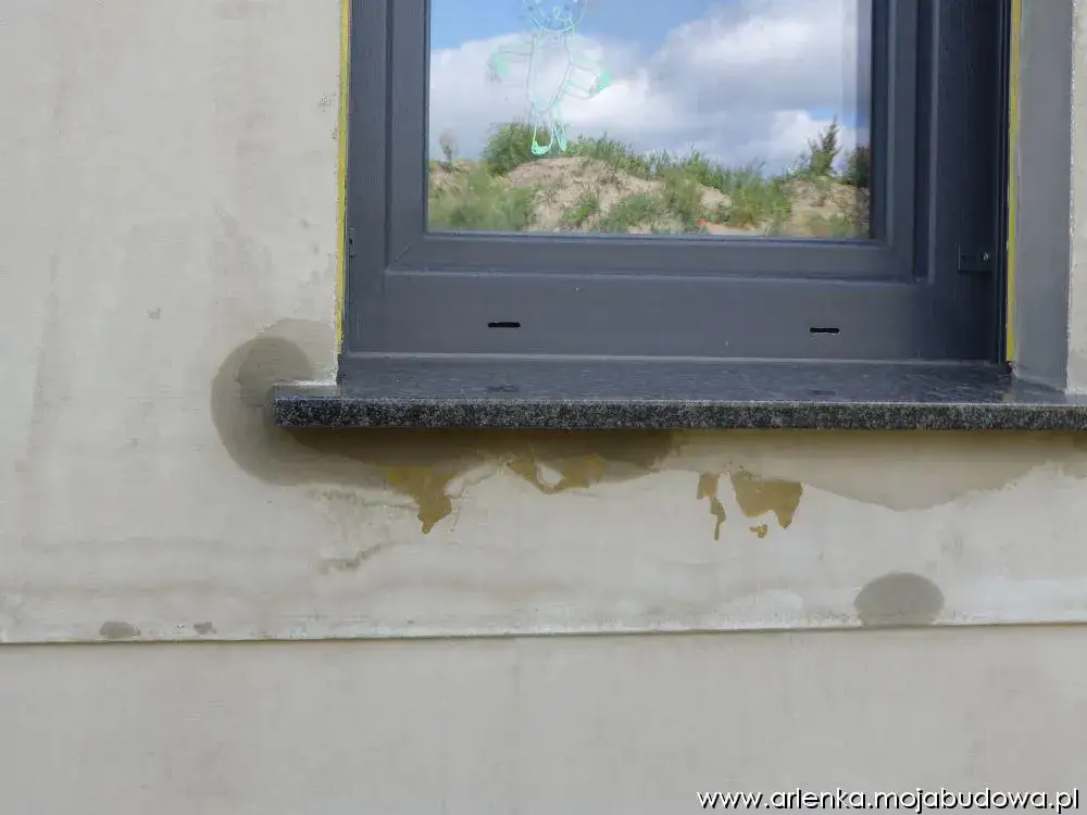 Zacieki na elewacji pod parapetem: Skuteczne metody usuwania