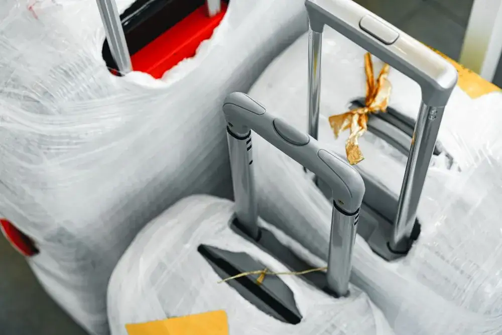 Jak zabezpieczyć walizkę do samolotu i uniknąć strat w podróży