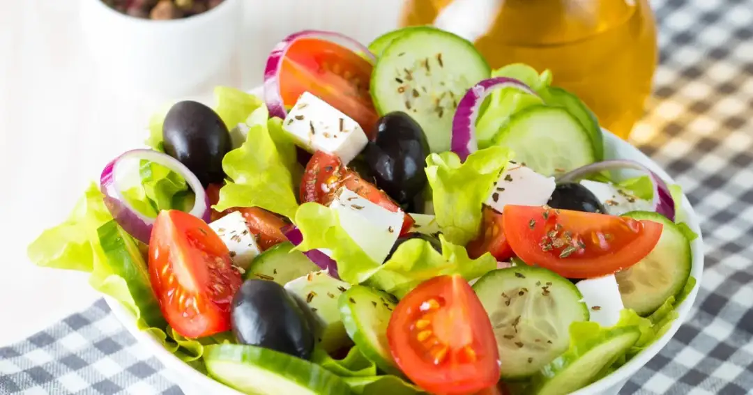 Idealny sos do sałatki greckiej. Prosty przepis krok po kroku, który zachwyci każdego