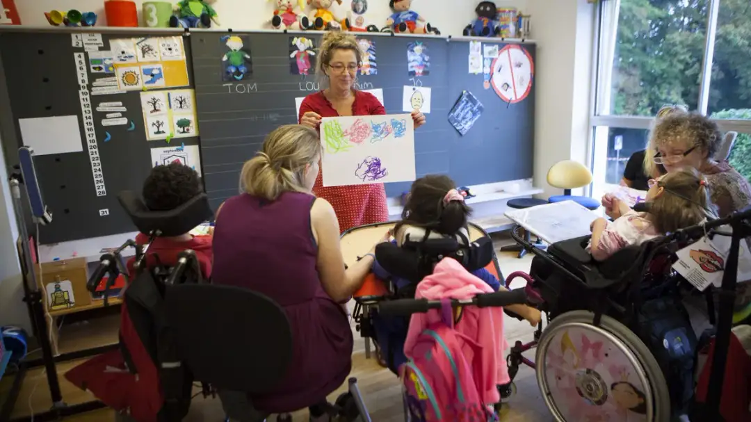 Wady i zalety szkoły specjalnej: Czy to dobry wybór dla Twojego dziecka?