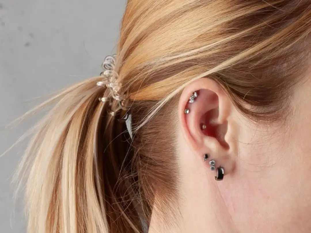 Ile kosztuje kolczyk w uchu na górze? Ceny i rodzaje piercingu