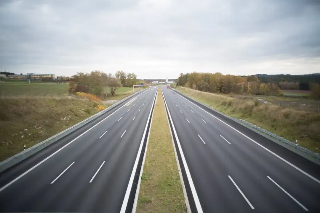 Dlaczego autostrady są płatne? Odkryj ukryte powody i koszty