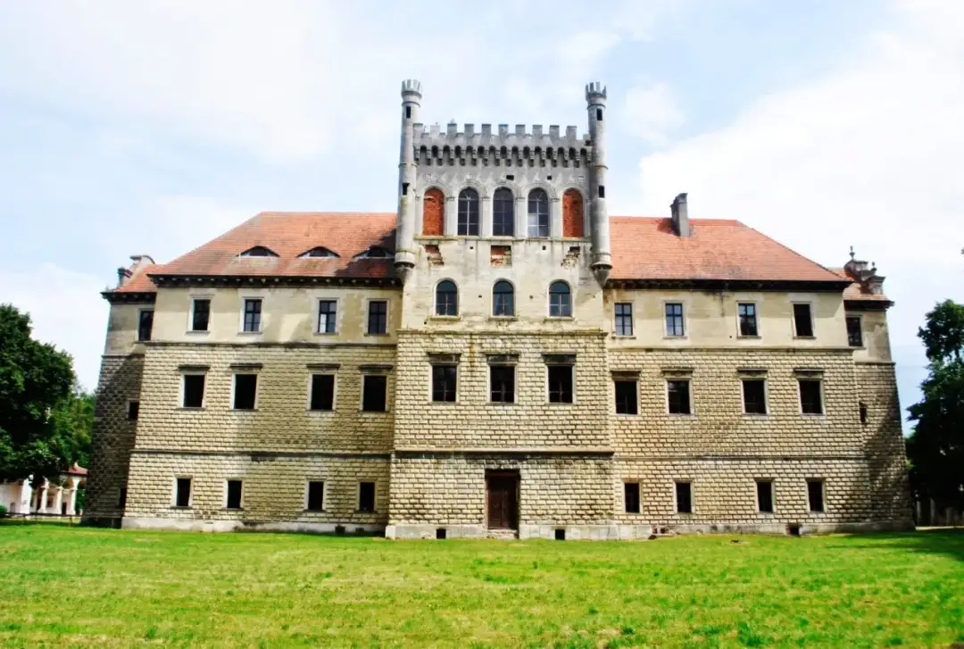 Pałac Mirów w Książu Wielkim: Historia i tajemnice renesansowej perły