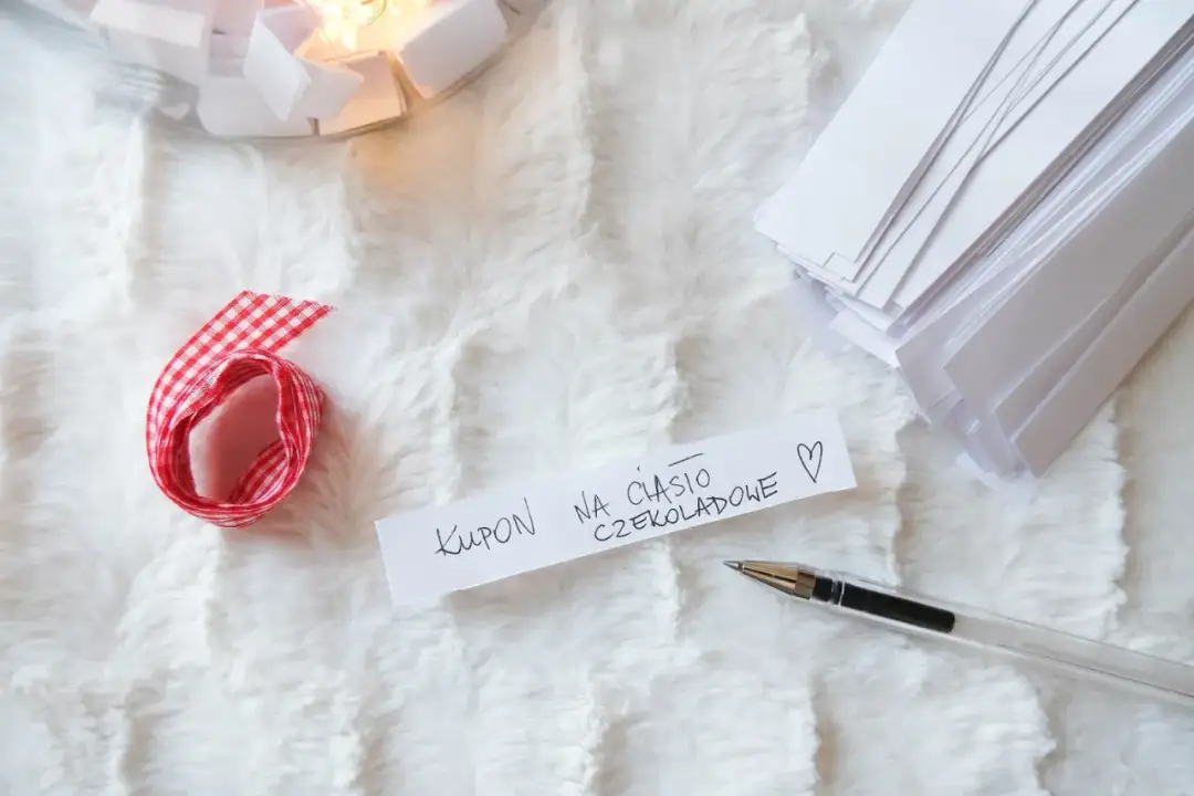 Słoik z karteczkami na 365 dni: pomysły na inspirujące wiadomości