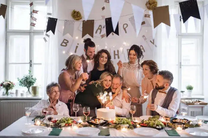 Jak zorganizować 50 urodziny na wesoło: 10 sprawdzonych pomysłów na super imprezę