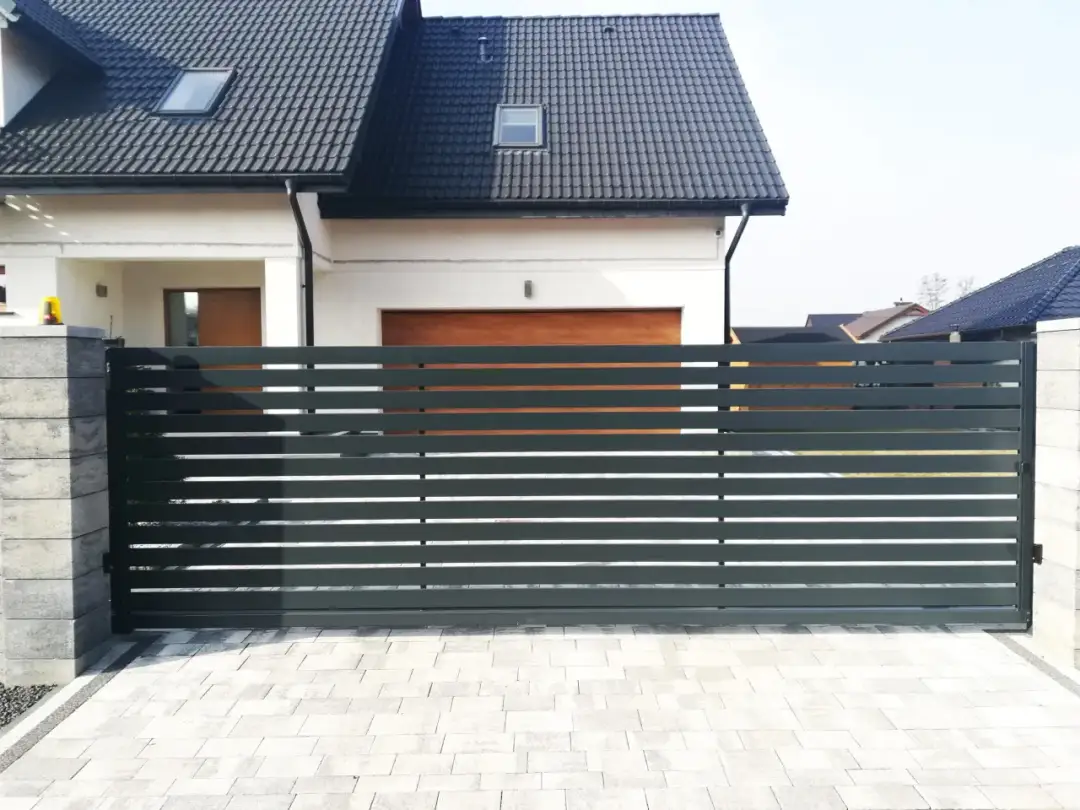 Ile kosztuje montaż bramy przesuwnej? Poznaj ukryte koszty!