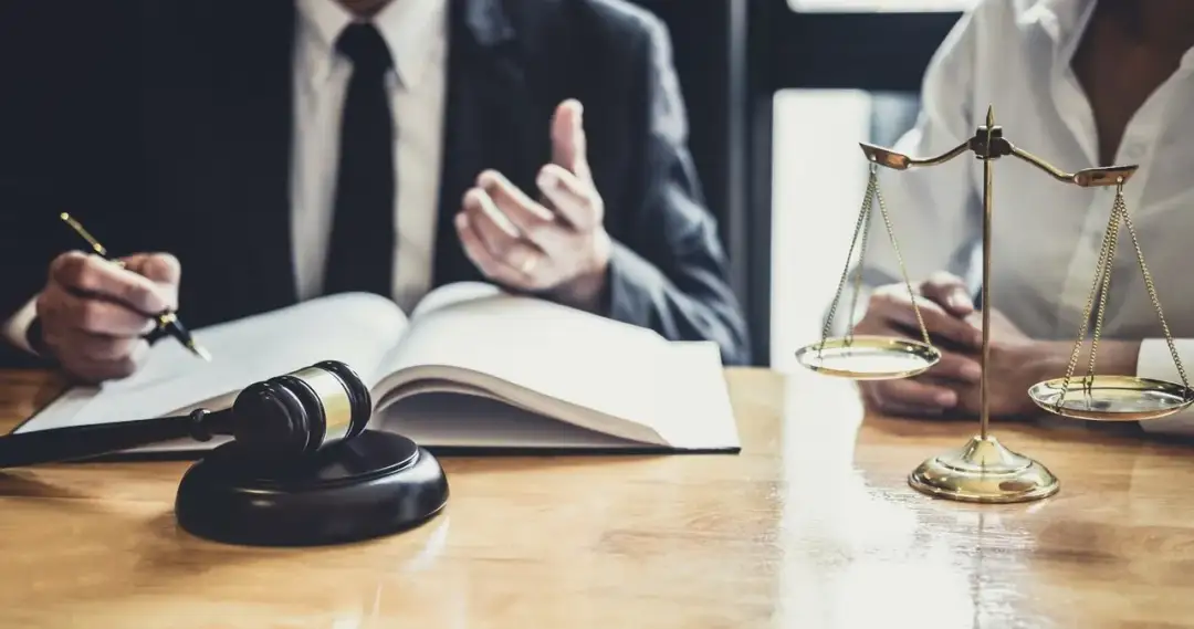 Ile kosztuje przekazanie darowizny u notariusza? Sprawdź ukryte opłaty