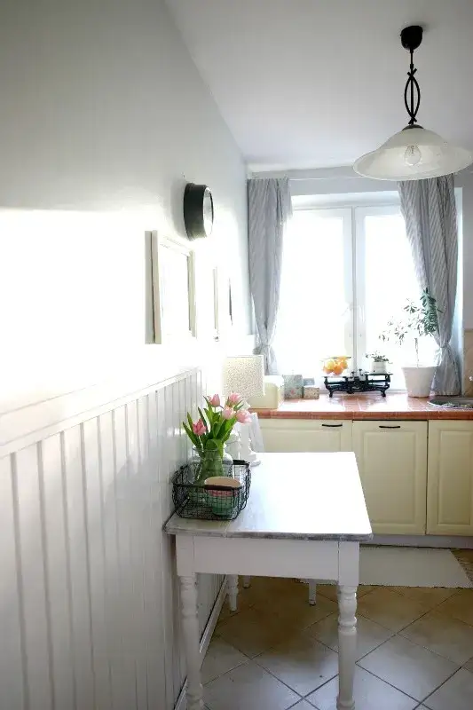 Boazeria w kuchni: idealne meble, które dodadzą uroku wnętrzu